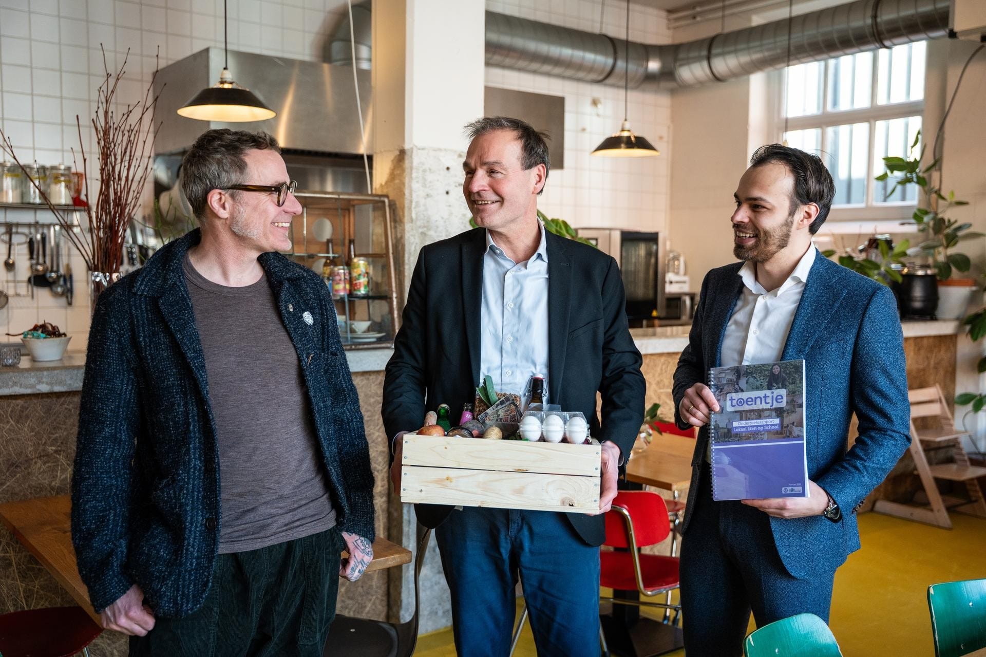 Van links naar rechts: Jos Meijers (directeur stichting Toentje), Leo Wenneger (gedeputeerde provincie Groningen) en Jonathan Poot (onderzoeker en opsteller rapport namens stichting Toentje). Van links naar rechts: Jos Meijers (directeur stichting Toentje), Leo Wenneger (gedeputeerde provincie Groningen) en Jonathan Poot (onderzoeker en opsteller rapport namens stichting Toentje).